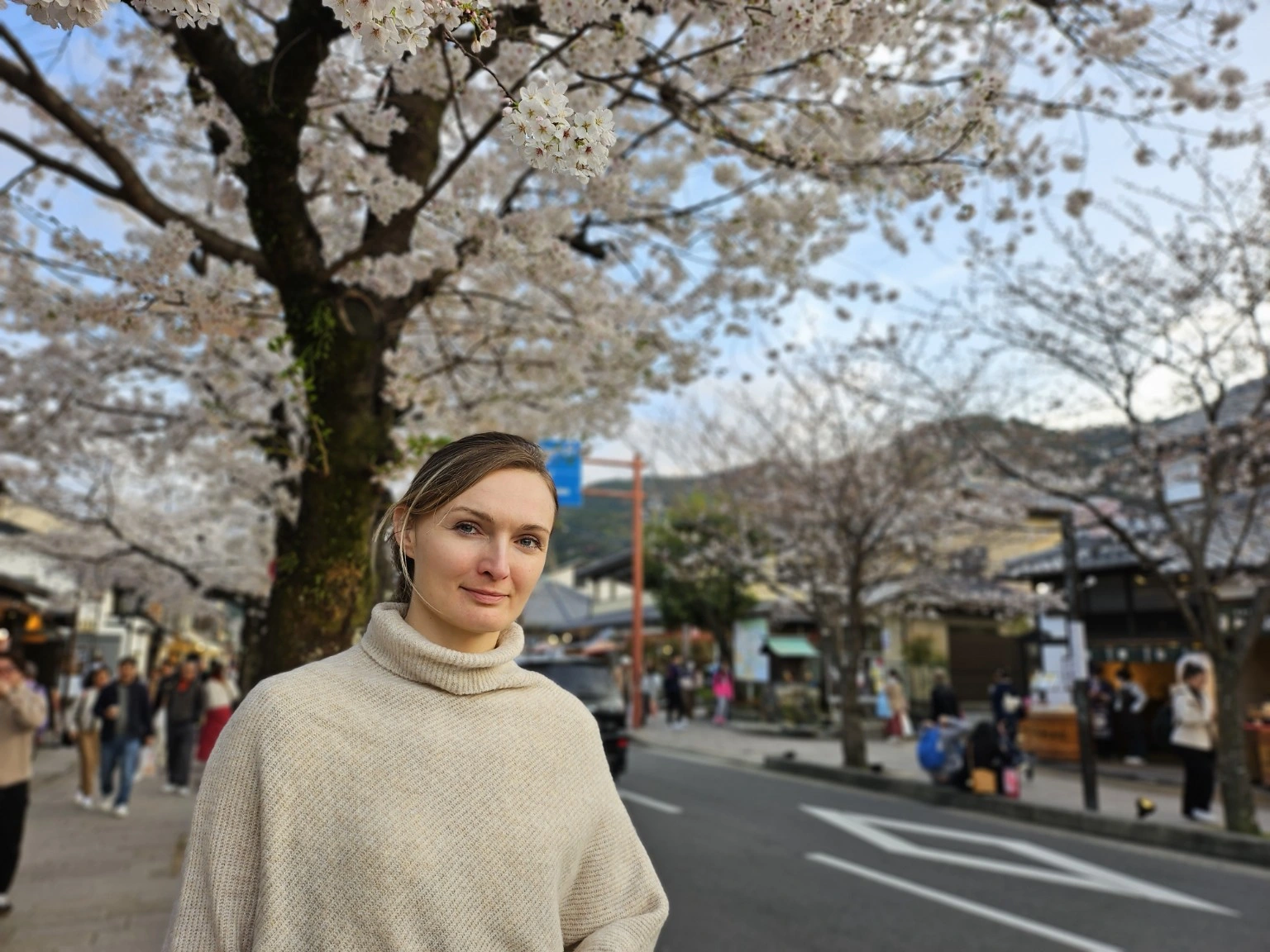 Irma Nejstgaard under blomstrende kirsebærtræer i Japan
